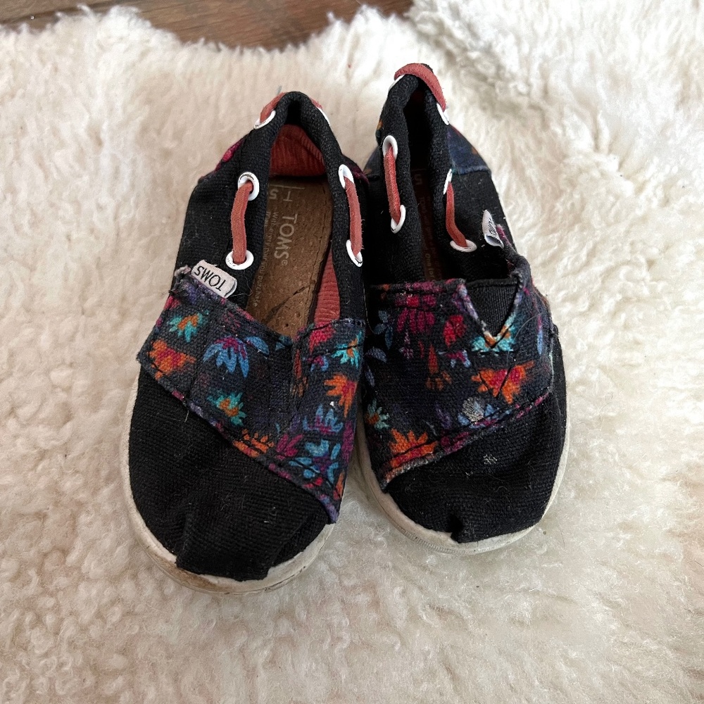 TOMS black & floral. Size 5 toddler.